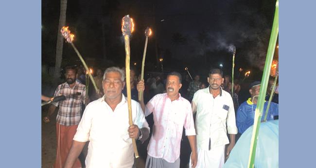 മു​​​ന​​​മ്പ​​​ത്തു സ​​​മ​​​ര സ​​​മി​​​തി പ്ര​​​വ​​​ര്‍​ത്ത​​​ക​​​ര്‍ ഇ​​​ന്ന​​​ലെ സ​​​ന്ധ്യ​​​ക്ക് ന​​​ട​​​ത്തി​​​യ പ​​​ന്തം കൊ​​​ളു​​​ത്തി പ്ര​​​ക​​​ട​​​നം.