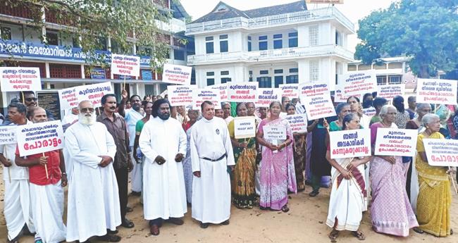 മു​ന​മ്പം ജ​ന​ത​യ്ക്ക് ഐ​ക്യ​ദാ​ര്‍​ഢ്യ​വു​മാ​യി ലോ​ക മ​നു​ഷ്യാ​വ​കാ​ശ സം​ര​ക്ഷ​ണ ക​മ്മീ​ഷ​ന്‍ അം​ഗ​വും ചൈ​ല്‍​ഡ് പ്രൊ​ട്ട​ക്ട് ടീം ​കേ​ര​ള​യു​ടെ എ​റ​ണാ​കു​ളം ജി​ല്ലാ പ്ര​സി​ഡ​ന്‍റു​മാ​യ റ​വ. ഡോ. ​ഷി​ന്‍റോ ചാ​ലി​ല്‍, ആ​ല​പ്പു​ഴ ശാ​ന്തി​ഭ​വ​ന്‍ ആ​ശ്ര​മ​ത്തി​ലെ ഫാ. ​വി​ന്‍​സെ​ന്‍റ് ചി​റ്റി​ല​പ്പി​ള്ളി, സോ​ഷ​ല്‍ വ​ര്‍​ക്ക​ര്‍​മാ​രാ​യ ബ്ര​ദ​ര്‍ വ​ര്‍​ഗീ​സ് തോ​ട്ടാ​പ്പി​ളി, ബ്ര​ദ​ർ അ​ഗ​സ്റ്റി​ന്‍ വ​ലി​യ​പ​റ​മ്പി​ല്‍ ചാ​ല​ക്കു​ടി എ​ന്നി​വ​ര്‍ മു​ന​മ്പം നി​വാ​സി​ക​ളെ കാ​ണാ​നെ​ത്തി​യ​പ്പോ​ള്‍