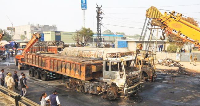 രാ​ജ​സ്ഥാ​നി​ൽ മ​റ്റു വാ​ഹ​ന​ങ്ങ​ളി​ലി​ടി​ച്ചു ക​ത്തി ന​ശി​ച്ച ഗ്യാ​സ് ടാ​ങ്ക​ർ ഹൈ​വേ​യി​ൽ​നി​ന്നു നീ​ക്കാ​നു​ള്ള ശ്ര​മം.