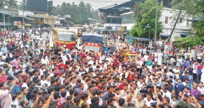 അ​പ​ക​ട​മു​ണ്ടാ​യ സ്ഥ​ല​ത്തു റോ​ഡ് നി​ർ​മാ​ണ​ത്തി​ലെ അ​പാ​ക​ത പ​രി​ഹ​രി​ക്ക​ണ​മെ​ന്നാ​വ​ശ്യ​പ്പെ​ട്ട്‌ നാ​ട്ടു​കാ​ർ റോ​ഡ്‌ ഉ​പ​രോ​ധി​ക്കു​ന്നു.