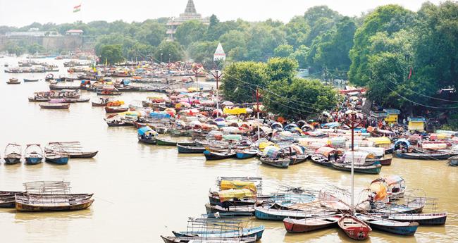 ഉ​ത്ത​ർ​പ്ര​ദേ​ശി​ലെ പ്ര​യാ​ഗ് രാ​ജി​ൽ ക​ന​ത്ത മ​ഴ​യെ​ത്തു​ട​ർ​ന്നു​ണ്ടാ​യ വെ​ള്ള​പ്പൊ​ക്ക​ത്തി​ൽ ഗം​ഗ, യ​മു​ന, സ​ര​സ്വ​തി ന​ദി​ക​ളു​ടെ സം​ഗ​മ​സ്ഥാ​ന​ത്ത് ബോ​ട്ടു​ക​ൾ വ​ന്ന​ടി​ഞ്ഞ​പ്പോ​ൾ.