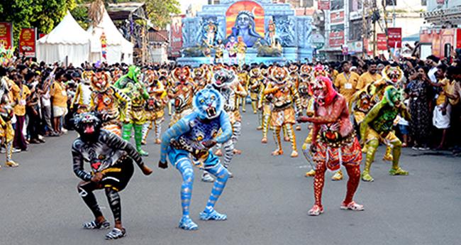 ഓ​ണാ​ഘോ​ഷ​ത്തി​നു സ​മാ​പ​നം​കു​റി​ച്ച് തൃ​ശൂ​ർ ന​ഗ​ര​ത്തി​ൽ ഇ​ന്ന​ലെ അ​ര​ങ്ങേ​റി​യ പു​ലി​ക​ളി​യി​ൽ ചു​വ​ടു​വ​യ്ക്കു​ന്ന പു​ലി​ക​ൾ.