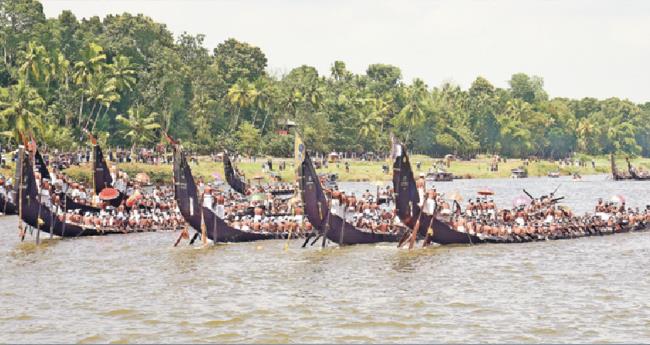 ആ​റ​ന്മു​ള​യി​ൽ ഇ​ന്ന​ലെ ന​ട​ന്ന ഉ​ത്ര​ട്ടാ​തി ജ​ലോ​ത്സ​വ​ത്തോ​ട​നു​ബ​ന്ധി​ച്ച ജ​ല​ഘോ​ഷ​യാ​ത്ര​യി​ൽ പ​ങ്കെ​ടു​ത്ത പ​ള്ളി​യോ​ട​ങ്ങ​ൾ പ​ന്പാ​ന​ദി​യി​ലൂ​ടെ പ​ര​പ്പു​ഴ ക​ട​വി​ലേ​ക്ക് നീ​ങ്ങു​ന്നു.