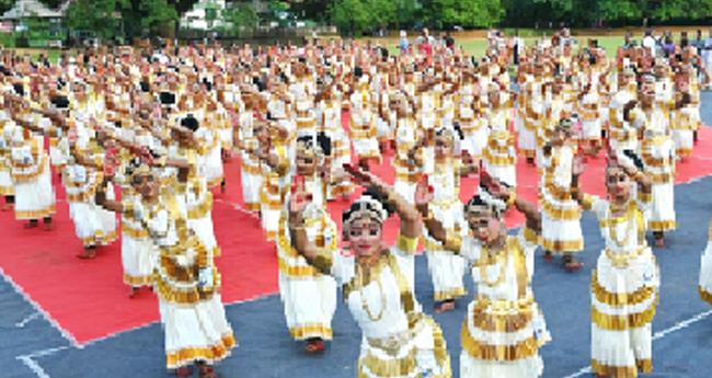 പാ​ല​ക്കാ​ട് കോ​ട്ട​മൈ​താ​ന​ത്ത് ശ്രീനാ​രാ​യ​ണഗു​രു സ​മാ​ധിദി​ന​ത്തി​ൽ ദൈ​വ​ദ​ശ​കം കൂ​ട്ടാ​യ്മ​യു​ടെ നേ​തൃ​ത്വ​ത്തി​ൻ 170 പേ​ർ പ​ങ്കെ​ടു​ത്ത ദൈ​വ​ദ​ശ​കം ആ​ലാ​പ​ന​ത്തോ​ട​വ​ത​രി​പ്പി​ച്ച മോ​ഹി​നി​യാ​ട്ടം  നൃ​ത്താ​വി​ഷ്കാ​ര​ത്തി​ൽനി​ന്ന്