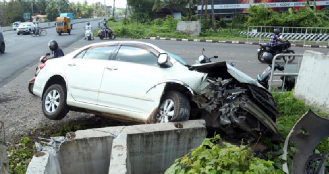 കോ​ഴി​ക്കോ​ട് ചേ​വ​ര​മ്പ​ലം ജം​ഗ്ഷ​നി​ല്‍ നി​യ​ന്ത്ര​ണം വി​ട്ട കാ​ര്‍ ബൈ​ക്ക് യാ​ത്രി​ക​നെ ഇ​ടി​ച്ചി​ട്ട​ശേ​ഷം മ​റി​ഞ്ഞ നി​ല​യി​ല്‍. ബൈ​ക്ക് യാ​ത്രി​ക​ന്‍ അ​ദ്ഭു​ത​ക​ര​മാ​യി ര​ക്ഷ​പ്പെ​ട്ടു.