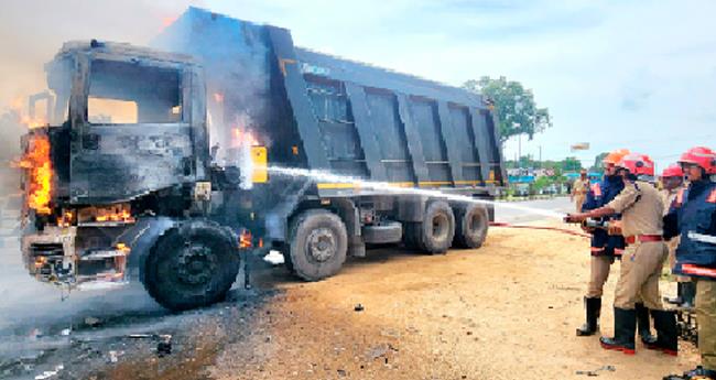 പാ​ല​ക്കാ​ട് മ​രു​ത​റോ​ഡ് ഭാ​ഗ​ത്ത് ടാ​റ്റാ ടോ​റ​സ് ലോ​റി​യു​ടെ കാ​ബി​ൻ ക​ത്തി​യ​തി​നെ​തു​ട​ർ​ന്ന് ക​ഞ്ചി​ക്കോ​ട്  ഫ​യ​ർ​ഫോ​ഴ്സ് എ​ത്തി തീ ​അ​ണ​യ്ക്കു​ന്നു.