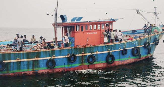 അ​നു​മ​തി​യി​ല്ലാ​തെ ക​ട​ലി​ൽ സി​നി​മാ ചി​ത്രീ​ക​ര​ണം ന​ട​ത്തി​യ​തി​ന് ഫി​ഷ​റീ​സ് മ​റൈ​ൻ എ​ൻ​ഫോ​ഴ്സ്മെ​ന്‍റ് ക​സ്റ്റ​ഡി​യി​ലെ​ടു​ത്ത ബോ​ട്ട്.