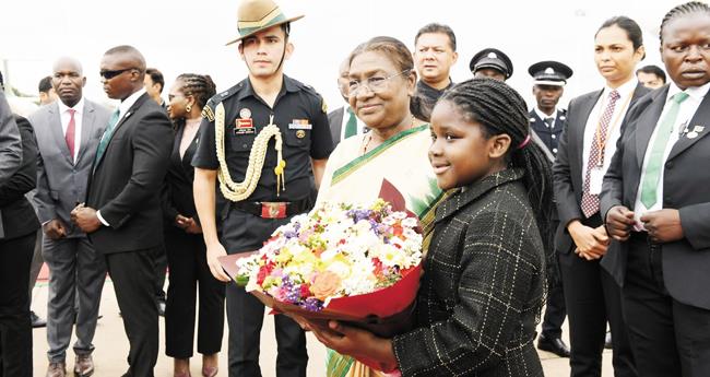 ത്രി​രാ​ഷ്‌​ട്ര ആ​ഫ്രി​ക്ക​ൻ സ​ന്ദ​ർ​ശ​ന​ത്തി​ന്‍റെ ഭാ​ഗ​മാ​യി മ​ലാ​വി​യി​ലെ​ത്തി​യ രാ​ഷ്‌​ട്ര​പ​തി ദ്രൗ​പ​ദി മു​ർ​മു​വി​നെ ലി​ലോം​ഗ്‌​വി വി​മാ​ന​ത്താ​വ​ള​ത്തി​ൽ പൂ​ച്ചെ​ണ്ട് ന​ൽ​കി സ്വീ​ക​രി​ക്കു​ന്നു.