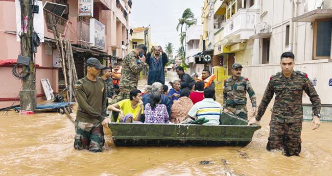 പു​തു​ച്ചേ​രി​യി​ൽ പ്ര​ള​യ​ദു​രി​ത​ത്തി​ൽ​പ്പെ​ട്ട​വ​രെ സൈ​ന്യം സു​ര​ക്ഷി​ത​കേ​ന്ദ്ര​ങ്ങ​ളി​ലേ​ക്കു മാ​റ്റു​ന്നു.