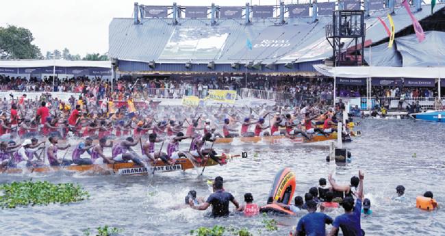 എ​ഴു​പ​താ​മ​ത് നെ​ഹ്‌​റു ട്രോ​ഫി വ​ള്ളം​ക​ളി മ​ത്സ​ര​ത്തി​ല്‍ പ​ള്ളാ​ത്തു​രു​ത്തി ബോ​ട്ട് ക്ല​ബ്ബി​ന്‍റെ കാ​രി​ച്ചാ​ല്‍ ചു​ണ്ട​ന്‍ (ബോ​ട്ട് ന​മ്പ​ര്‍ 15) ഒ​ന്നാ​മ​തെ​ത്തു​ന്നു.