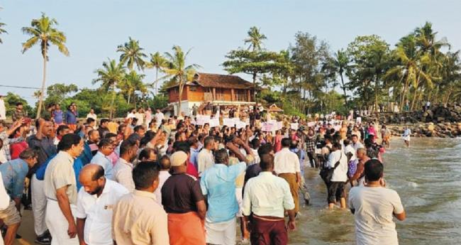 മു​ന​മ്പം തീ​ര​ദേ​ശ​വാ​സി​ക​ളു​ടെ ഭൂ​മി​യു​ടെ റ​വ​ന്യു അ​വ​കാ​ശ​ങ്ങ​ള്‍ പു​നഃ​സ്ഥാ​പി​ക്ക​ണ​മെ​ന്നാ​വ​ശ്യ​പ്പെ​ട്ട് ന​ട​ക്കു​ന്ന സ​മ​ര​ത്തി​ന്‍റെ 25 ാം ദി​ന​ത്തി​ല്‍ പ്ര​ദേ​ശ​വാ​സി​ക​ള്‍ ക​ട​ലി​ല്‍ ഇ​റ​ങ്ങി പ്ര​തി​ഷേ​ധി​ച്ച​പ്പോ​ൾ.