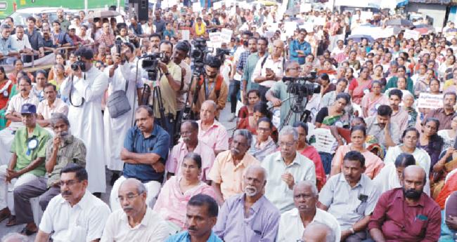 മു​ന​ന്പ​ത്തെ  വ​ഖ​ഫ് ഭൂ​മി അ​വ​കാ​ശ​വാ​ദ​ത്തി​നെ​തി​രേ ഹൈ​ക്കോ​ട​തി ജം​ഗ്ഷ​നി​ൽ ന​ട​ന്ന ശ്ര​ദ്ധ​ക്ഷ​ണി​ക്ക​ൽ സം​ഗ​മം.