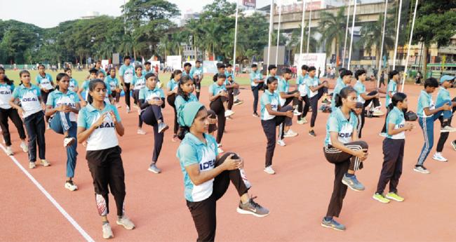 മ​ഹാ​രാ​ജാ​സ് കോ​ള​ജ് സി​ന്ത​റ്റി​ക് ട്രാ​ക്കി​ലും ഫീ​ൽ​ഡി​ലു​മാ​യി ഇ​ന്നാ​രം​ഭി​ക്കു​ന്ന അ​ത്‌​ല​റ്റി​ക്സി​നു മു​ന്നോ​ടി​യാ​യി ക​ട​ക​ശേ​രി ഐ​ഡി​യ​ല്‍ ഹ​യ​ര്‍​സെ​ക്ക​ന്‍​ഡ​റി സ്‌​കൂ​ള്‍ താ​ര​ങ്ങ​ൾ പ​രി​ശീ​ല​ന​ത്തി​ൽ.