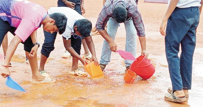 സ്കൂ​ൾ കാ​യി​ക​മേ​ള​യ്ക്കി​ടെ മ​ഴ​യെ​ത്തു​ട​ർ​ന്നു ച​ളി​ക്കു​ള​മാ​യ പു​ത്ത​ൻ​കു​രി​ശ് എം​ജി​എം സ്കൂ​ളി​ലെ ഹാ​ൻ​ഡ്ബോ​ൾ കോ​ർ​ട്ടി​ൽ​നി​ന്ന് വെ​ള്ളം നീ​ക്കം ചെ​യ്യാ​ൻ ശ്ര​മി​ക്കു​ന്ന വോ​ള​ന്‍റി​യേ​ഴ്സ്.