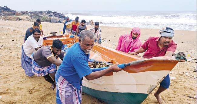 ഫെ​ങ്ക​ൽ ചു​ഴ​ലി​ക്കാ​റ്റ് ഭീ​ഷ​ണി​യെ​ത്തു​ട​ർ​ന്ന് ത​മി​ഴ്നാ​ട്ടി​ലെ മൈ​ലാ​ടും​തു​റൈ​ക്കു സ​മീ​പം മ​ത്സ്യ​ത്തൊ​ഴി​ലാ​ളി​ക​ൾ വ​ള്ളം സു​ര​ക്ഷി​ത​സ്ഥ​ല​ത്തേ​ക്ക് മാ​റ്റു​ന്നു.