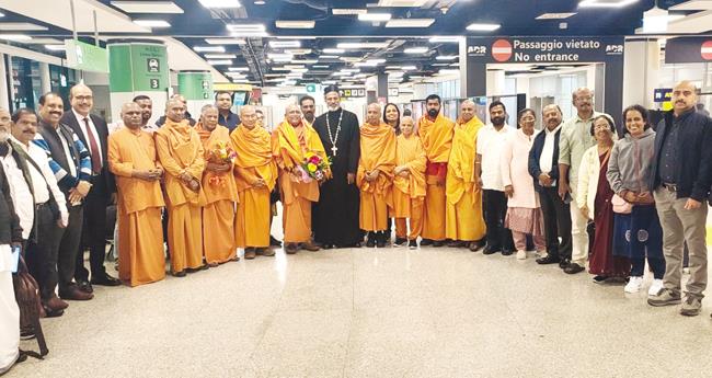 വ​ത്തി​ക്കാ​നി​ൽ ന​ട​ക്കു​ന്ന സ​ർ​വ​മ​ത സ​മ്മേ​ള​ന​ത്തി​ൽ പ​ങ്കെ​ടു​ക്കാ​ൻ ശി​വ​ഗി​രി മ​ഠം പ്ര​സി​ഡ​ന്‍റ് സ്വാ​മി സ​ച്ചി​താ​ന​ന്ദ​യു​ടെ നേ​തൃ​ത്വ​ത്തി​ൽ കേ​ര​ള​ത്തി​ൽ നി​ന്നെ​ത്തി​യ പ്ര​തി​നി​ധി​സം​ഘ​ത്തെ റോ​മി​ലെ ലെ​യ​നാ​ർ​ദോ ദാ​വി​ഞ്ചി അ​ന്താ​രാ​ഷ്‌​ട്ര വി​മാ​ന​ത്താ​വ​ള​ത്തി​ൽ സ്വീ​ക​രി​ച്ച​പ്പോ​ൾ.