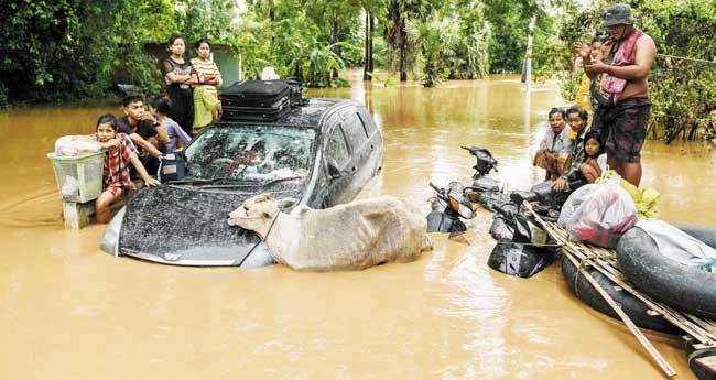 പ്ര​ള​യം നേ​രി​ടു​ന്ന മ്യാ​ൻ​മ​റി​ലെ ബാ​ഗോ മേ​ഖ​ല​യി​ൽ ര​ക്ഷാ​പ്ര​വ​ർ​ത്ത​ക​രെ കാ​ത്തി​രി​ക്കു​ന്ന​വ​ർ.